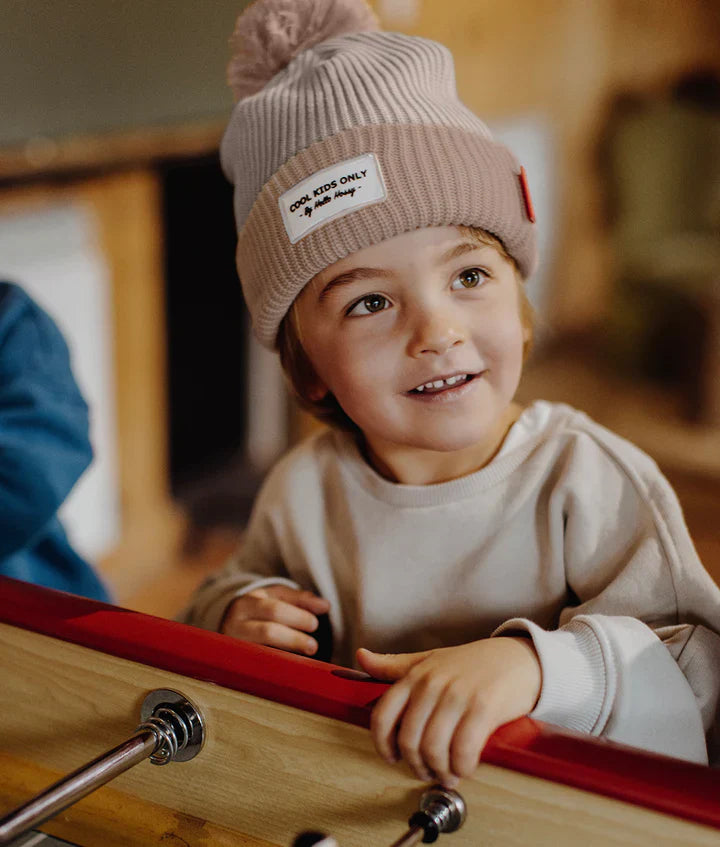 Muts Block Coffee Hello Hossy bruin kindermuts met pompom