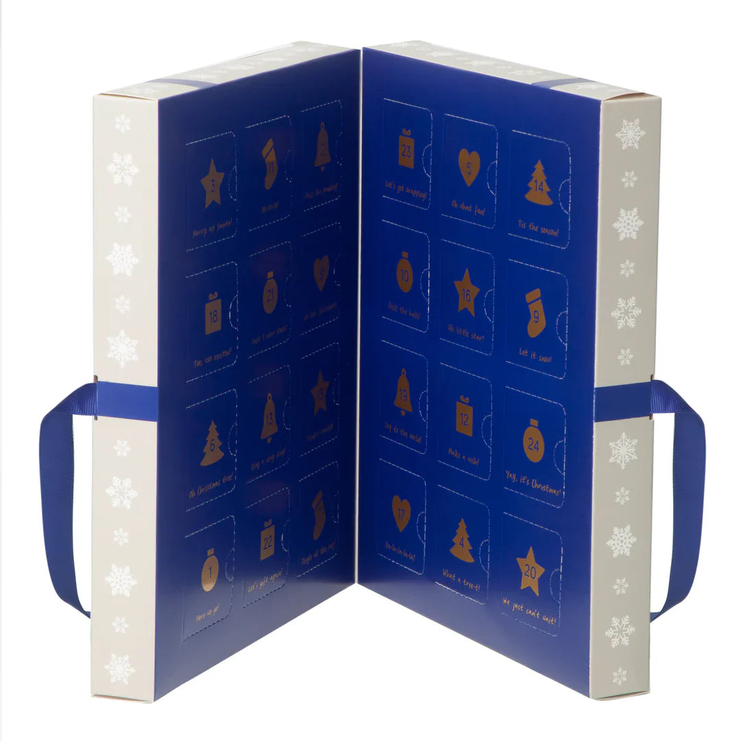 Open adventskalender De Luxe met 24 genummerde deurtjes, een donkerblauwe binnenkant en gouden kerstfiguren.