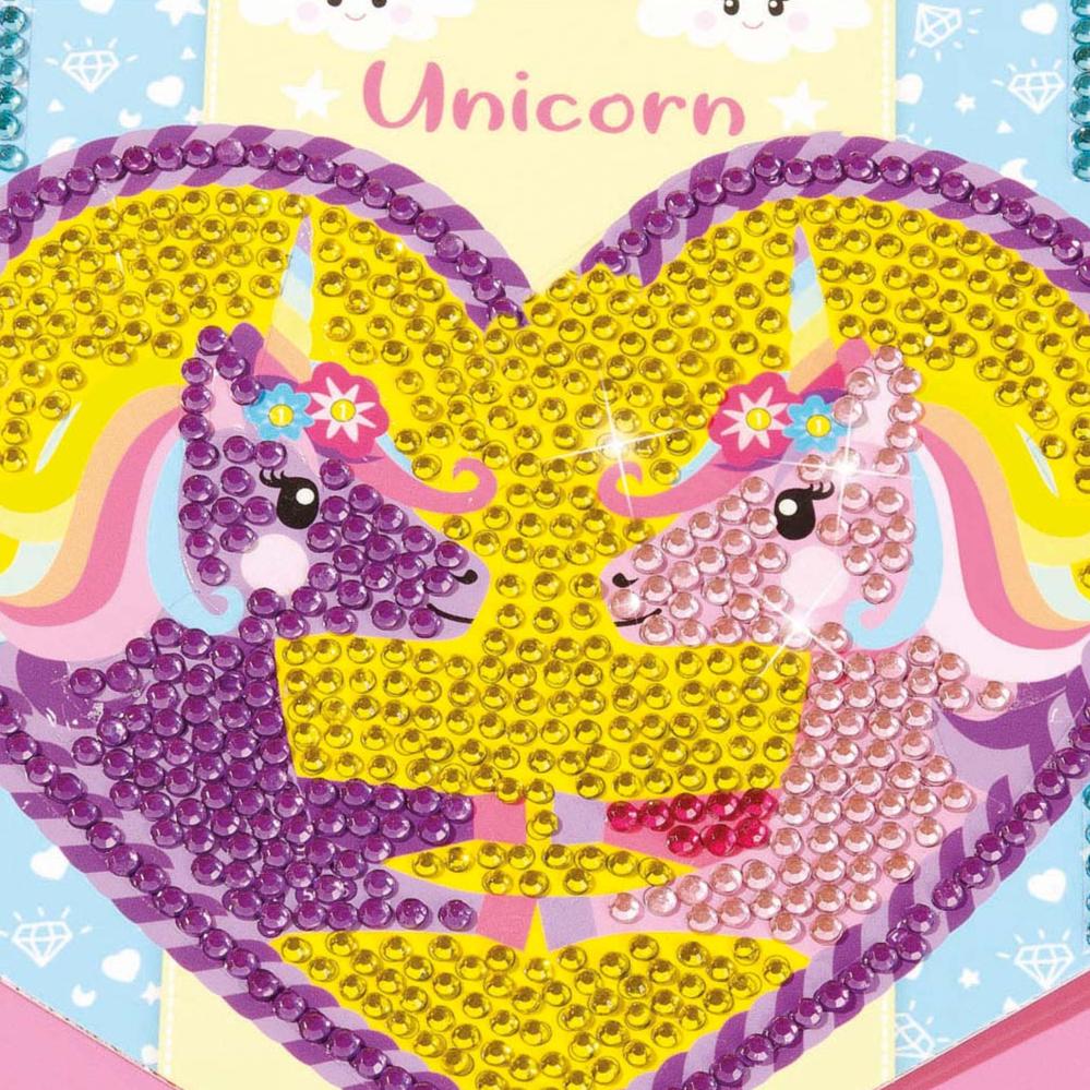 Detail van een vlaggetje met twee eenhoorns in een geel hart, versierd met paarse, roze en gele strassteentjes.