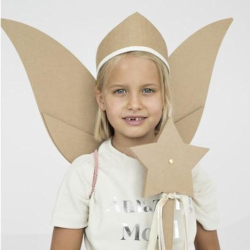 Kind met bruine feeënvleugels, een tiara en een stervormige toverstaf met lichte linten.