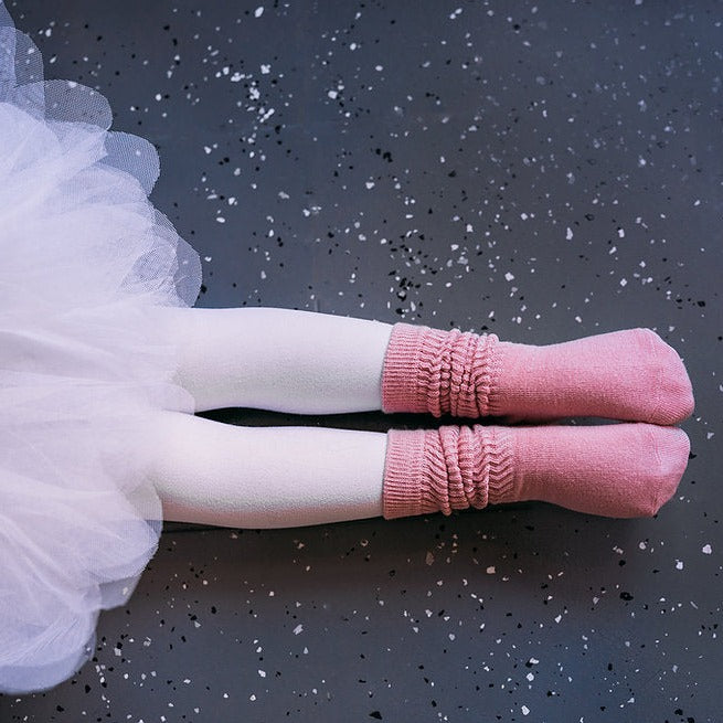 Roze Dream Socks Pink sokken gedragen over een witte panty, met een witte tule rok.