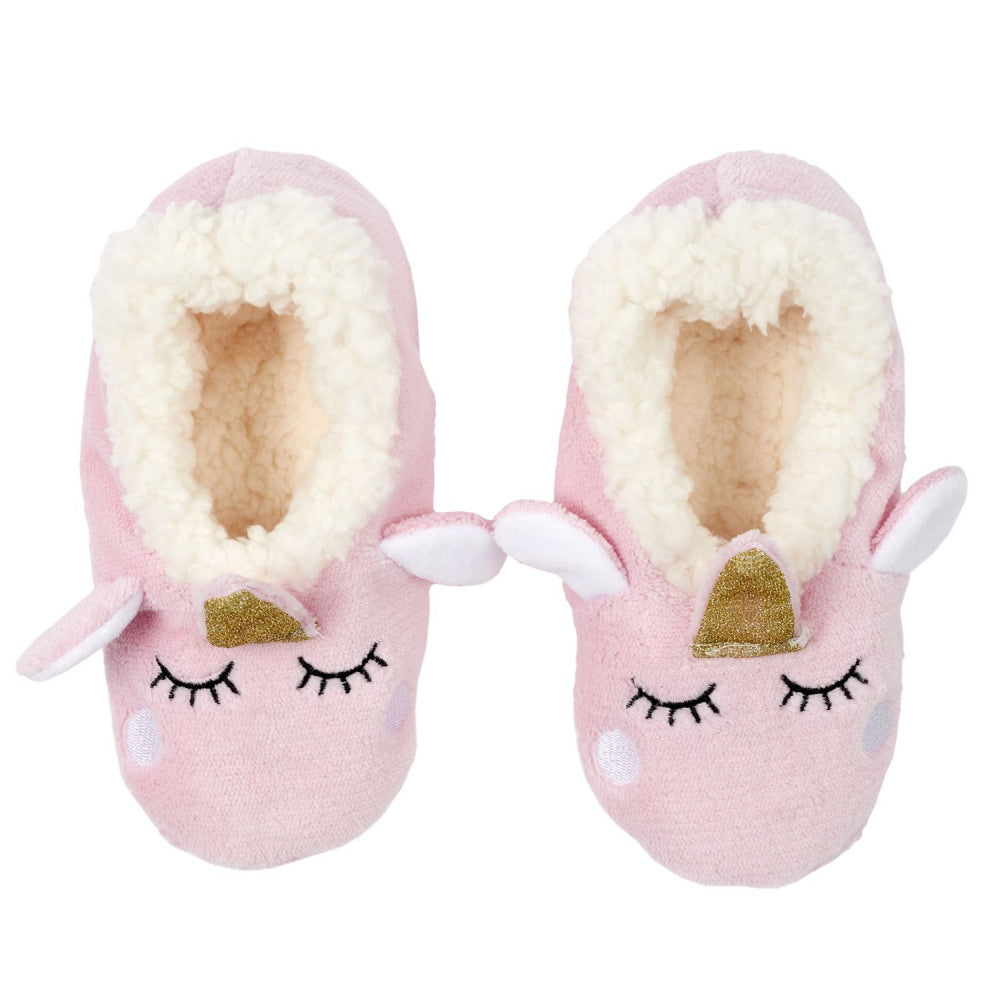 Roze eenhoornpantoffels met witte, pluizige voering, gouden hoorntjes en geborduurde gesloten ogen.