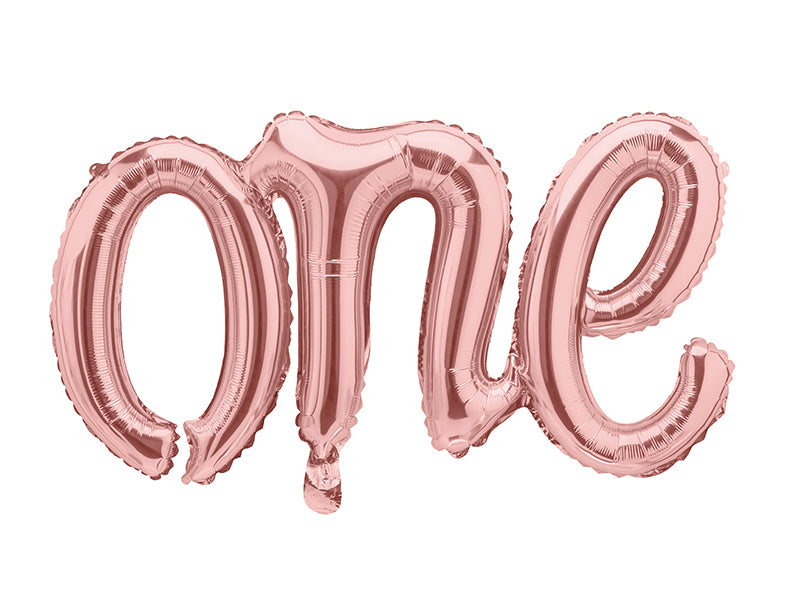 Roségouden folieballon in de vorm van het woord 'one' tegen een witte achtergrond.
