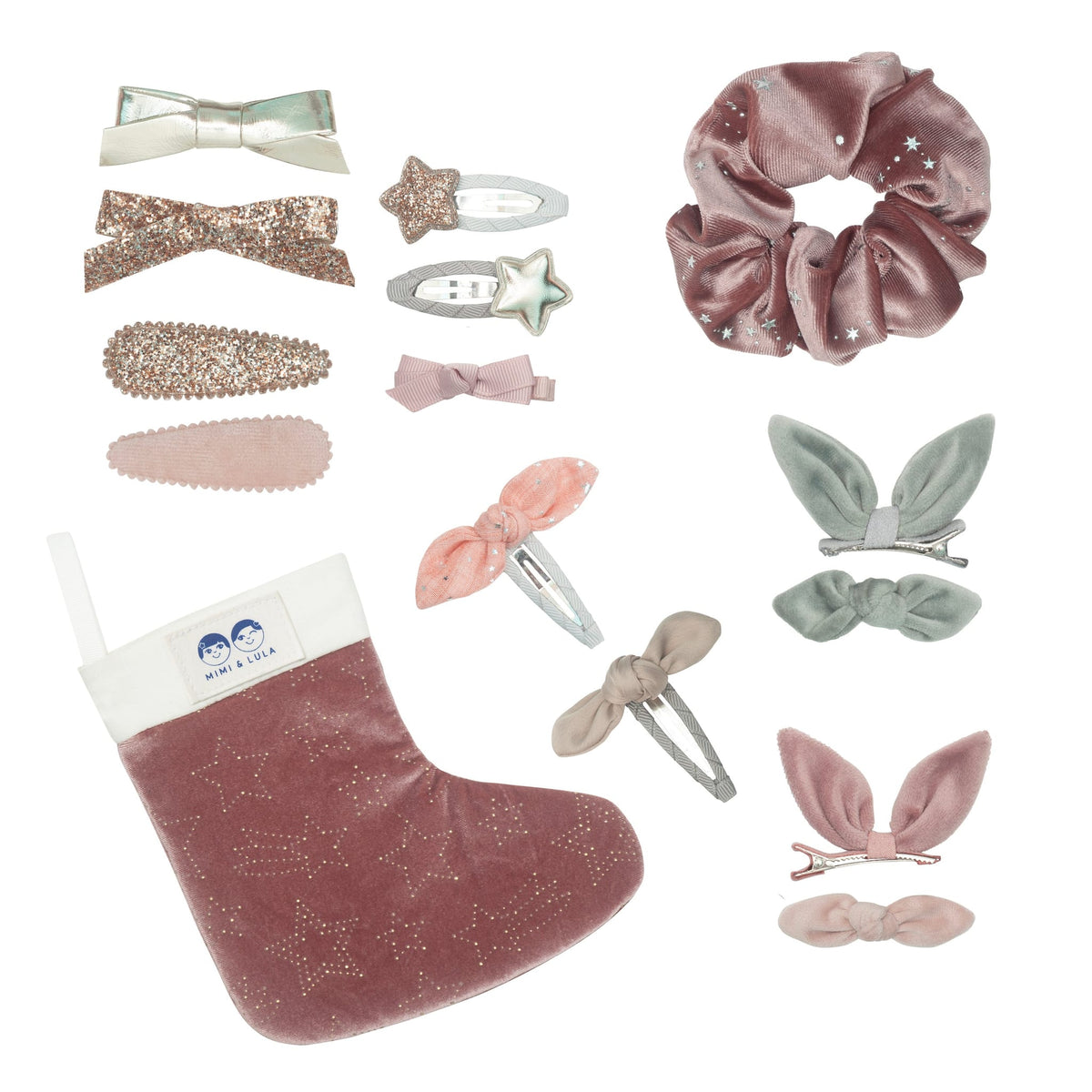 Roze fluwelen kerstsok met gouden sterren naast 14 haaraccessoires, waaronder een scrunchie en haarclips met strikjes.