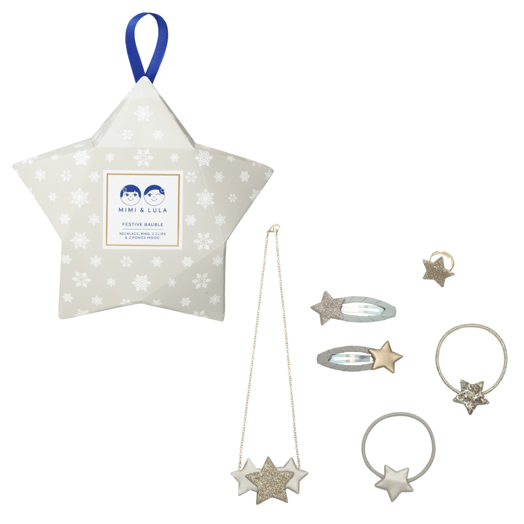 Gevulde kerstster met blauwe ophanglus naast een ketting, ring, twee haarclips en twee haarelastieken met sterren.