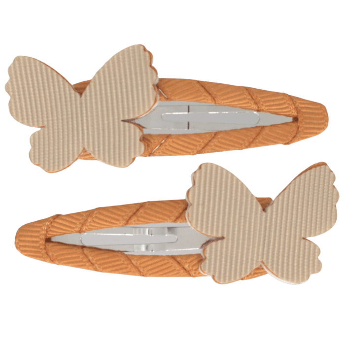 Twee oranje haarspeldjes met beige vlinders.