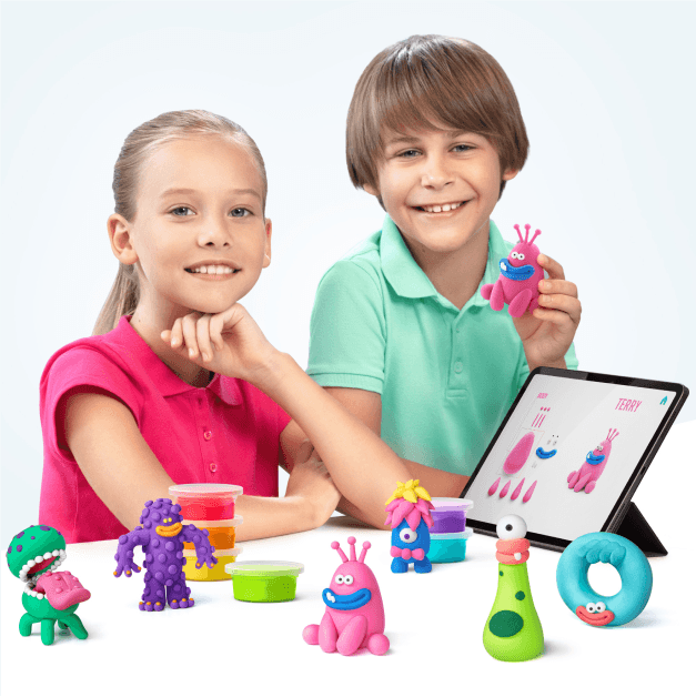 Twee kinderen met kleurrijke Hey Clay-figuren, potjes klei en een tablet met boetseerinstructies