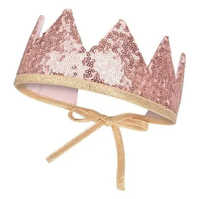 Roze kroon met pailletten, goudkleurige rand en goudkleurige strik op een witte achtergrond.