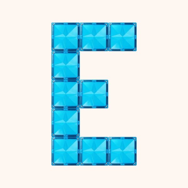 Blauwe vierkante magnetische bouwblokken van Coblo vormen de letter E.
