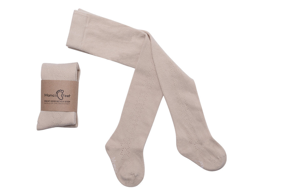 Beige maillot Josephine van Mama's Feet met fijn patroon aan de zijkant, naast een opgevouwen exemplaar met wikkel.