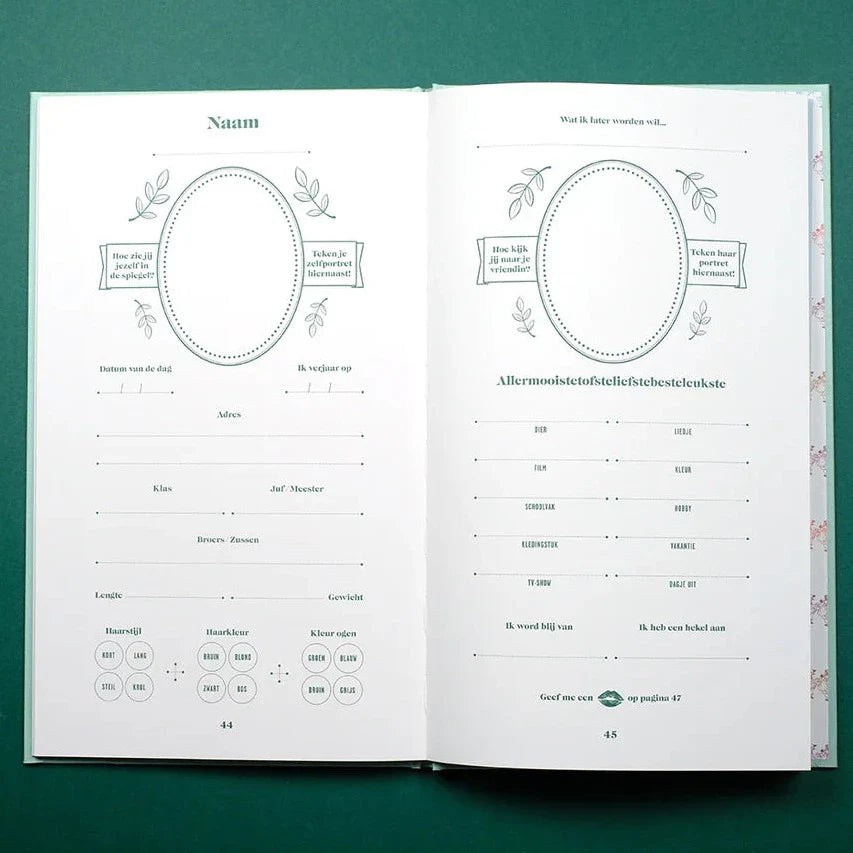 Mijn Allerliefste Vriendinnenboekje met witte invulpagina's, ovale tekenkaders en vragen voor vriendinnen