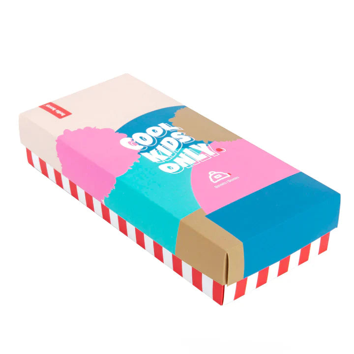 Hello Hossy geschenkdoos met kleurrijk deksel, tekst 'Cool kids only' en rood-wit gestreepte zijkanten.