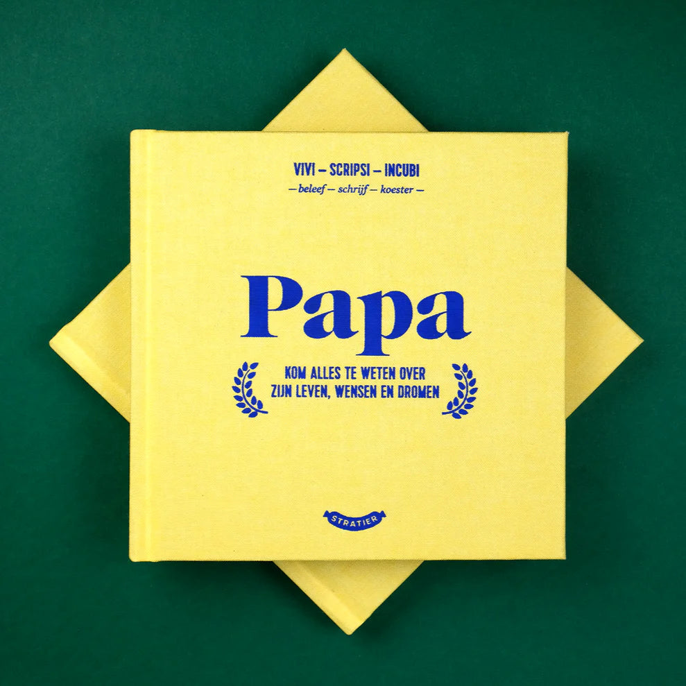 Twee gele Papa Boekjes op elkaar, met blauwe titel op de bovenste kaft, op een groene ondergrond