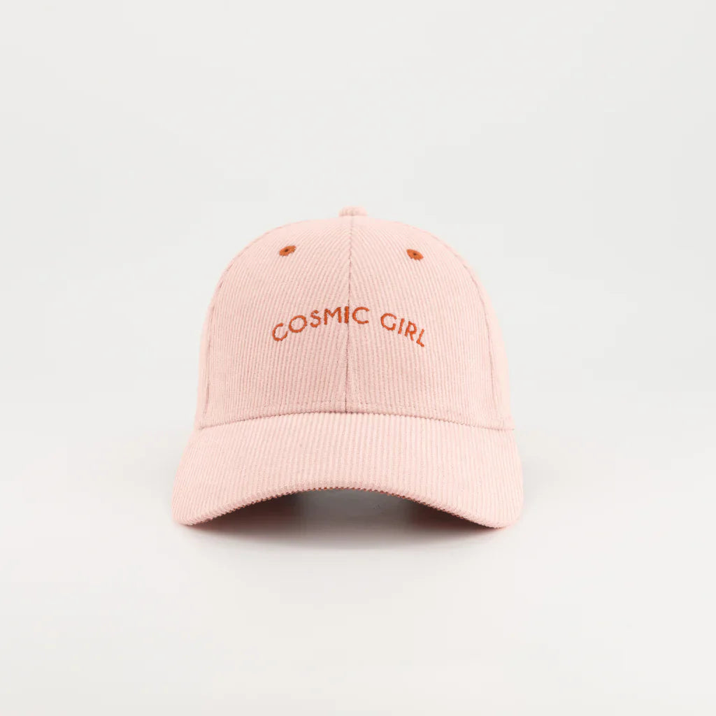 Roze corduroy pet Cosmic Girl van voren, met karamelkleurig borduursel en gebogen klep.