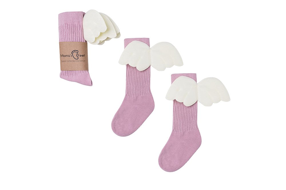 Roze kniekousen van Mama's Feet met witte vleugeltjes, los en met een papieren wikkel getoond.