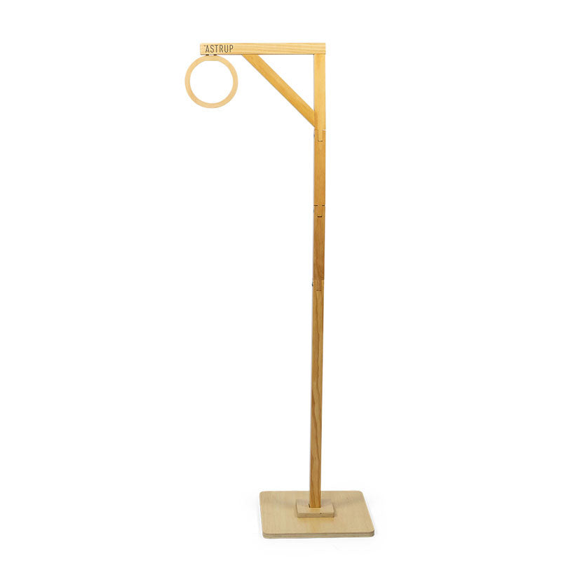 Ringsteekspel met naturel houten standaard, rechthoekige voet en hangende ring.
