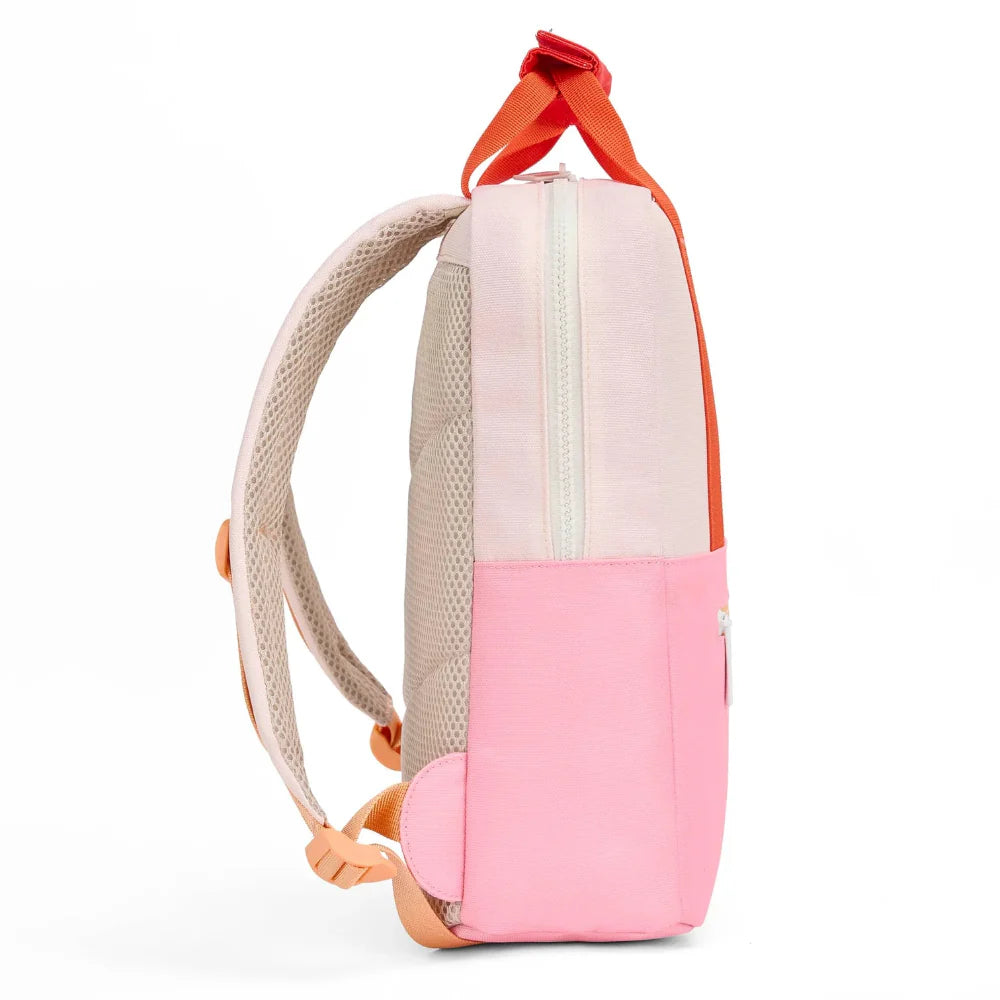 Zijaanzicht van de Hello Hossy Mini Primrose rugzak in lichtroze en roze met oranje handgrepen en zijvak.