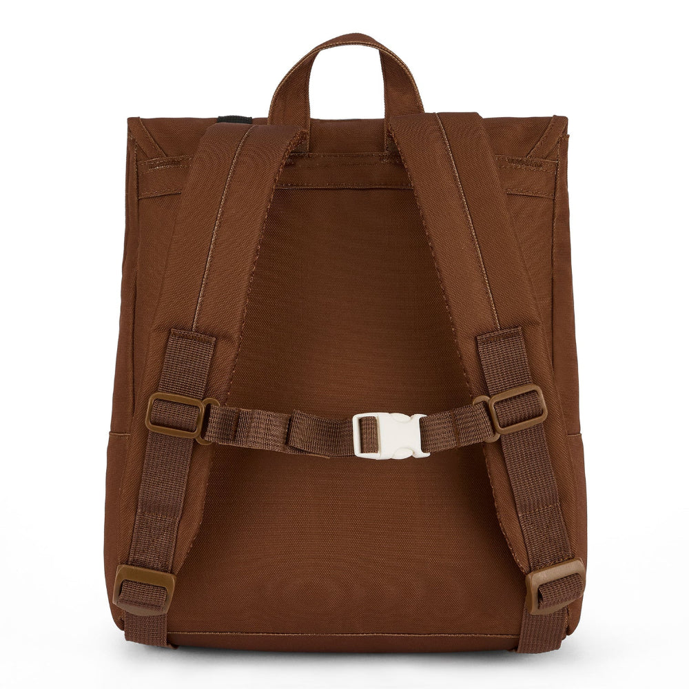 Achterkant van de bruine Hello Hossy Mini Tawny rugzak met verstelbare schouderbanden en borstsluiting.