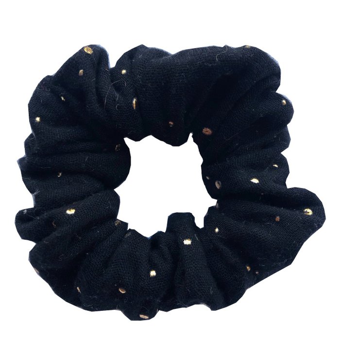 Zwarte scrunchie met gouden spatjes op een witte achtergrond