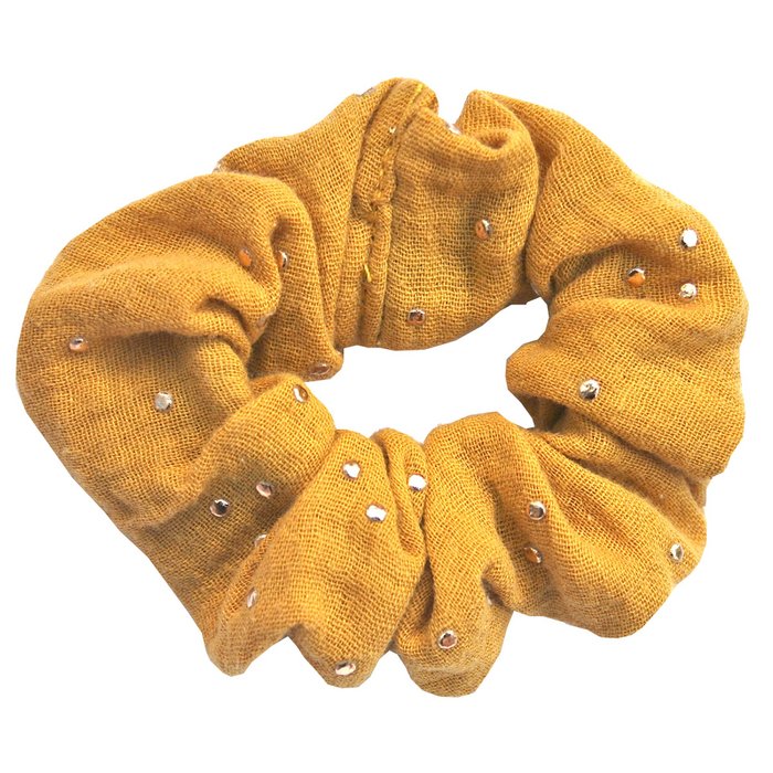Okergele scrunchie van hydrofiel katoen met gouden spatjes.