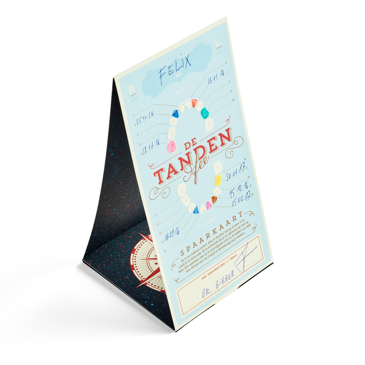 Lichtblauwe Tandenfee-spaarkaart rechtop gevouwen, met ingevulde voorkant en donkerblauwe binnenzijde.