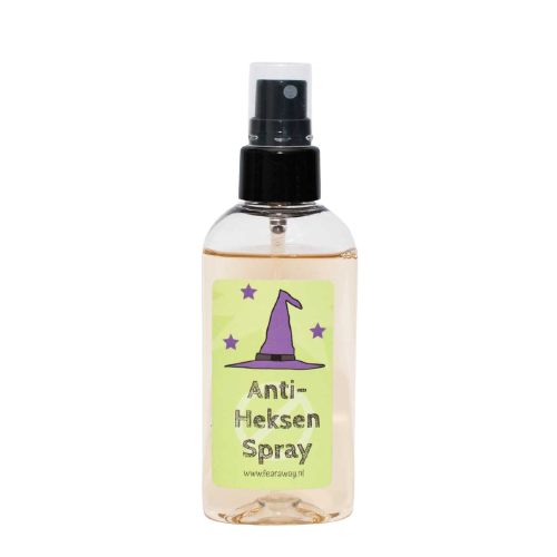Fear Away anti-heksenspray in transparante fles met zwarte spraykop en groen etiket met paarse heksenhoed.