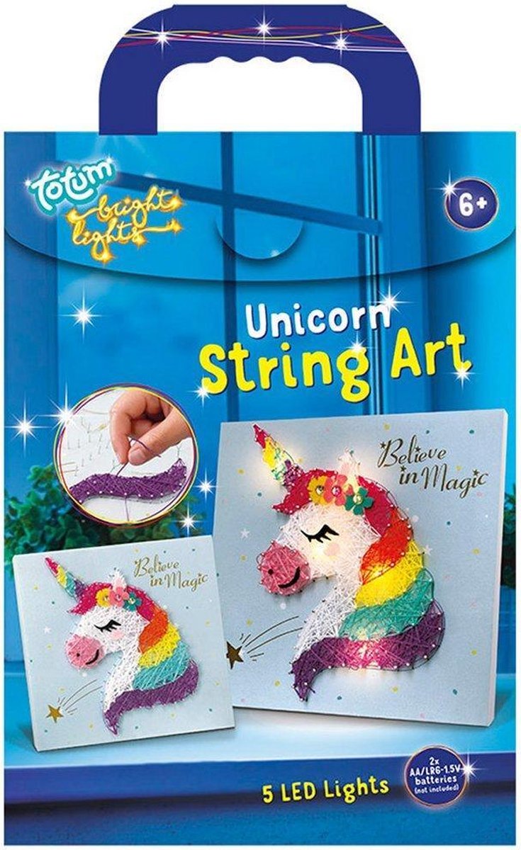 Vooraanzicht van de blauwe Unicorn String Art verpakking met eenhoornvoorbeelden en leeftijdsaanduiding vanaf 6 jaar.