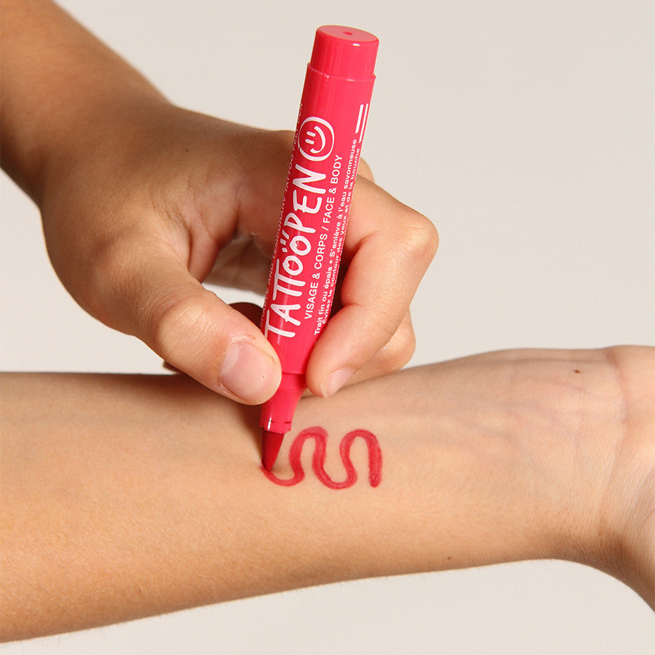 Hand tekent een rode golflijn op een onderarm met de tattoopen