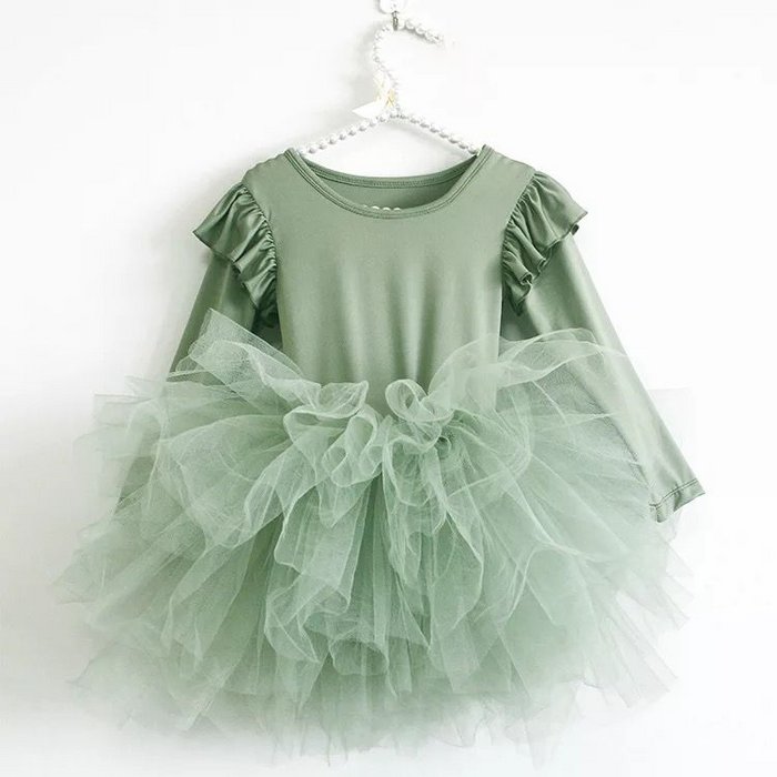 Mosgroene balletjurk met lange mouwen, schouderruches en een volumineuze tuturok aan een hanger.