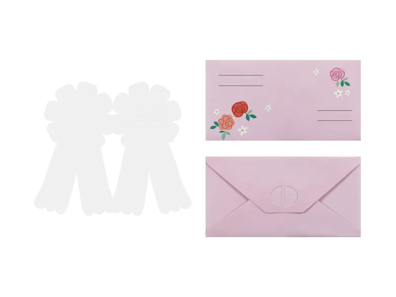 Achterzijde van twee rozetvormige paardenuitnodigingen, naast een roze envelop met bloemen en een gesloten envelop.
