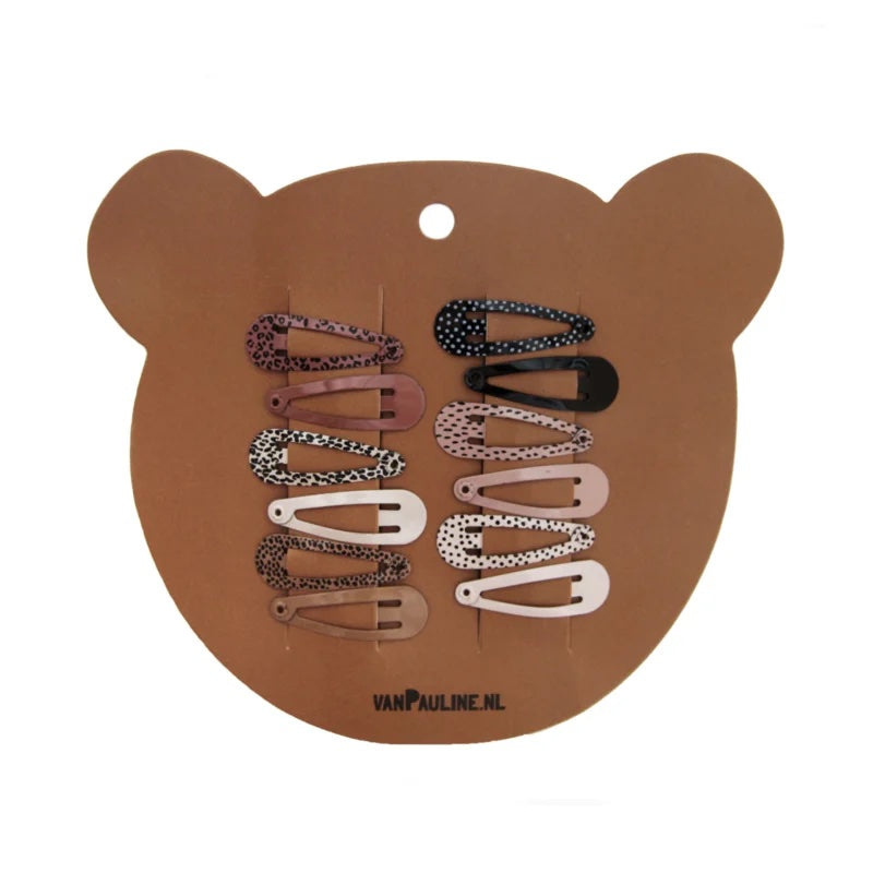 12 haarclips in roze, beige, caramel en zwart, met en zonder stippen- en dierenprint, op een kaart in berenvorm.