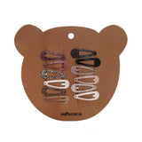 12 haarclips in roze, beige, caramel en zwart, met en zonder stippen- en dierenprint, op een kaart in berenvorm.