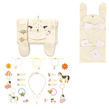 Crèmekleurige adventskalender in konijnvorm, open en opgevouwen, met sieraden, haaraccessoires en genummerde zakjes.
