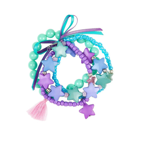 Armband Aloutte met mintgroene, turquoise en paarse kralen, stervormige hangers, lintjes en een roze kwastje.