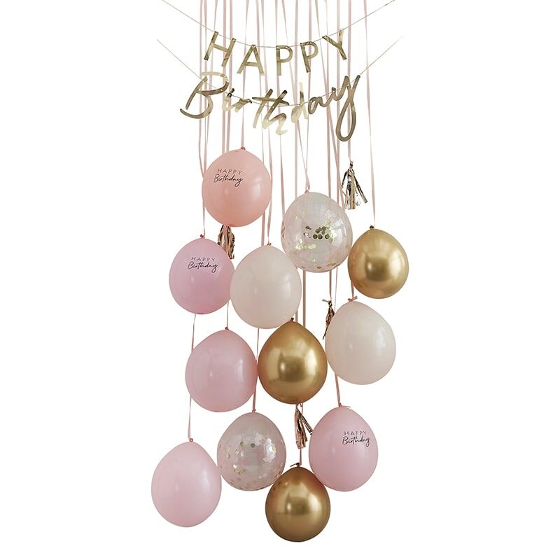 Ballonnen deurkit met roze, gouden en doorzichtige confettiballonnen, linten en Happy Birthday-slinger op witte achtergrond.