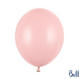 Opgeblazen pastelroze ballon met een knoopje, tegen een witte achtergrond.