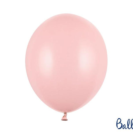 Opgeblazen pastelroze ballon met een knoopje, tegen een witte achtergrond.