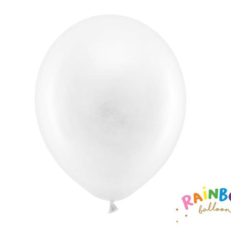 Opgeblazen pastelwitte ballon met knoopje op een witte achtergrond