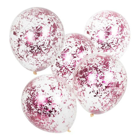 Vijf transparante ballonnen met roze confetti tegen een witte achtergrond.