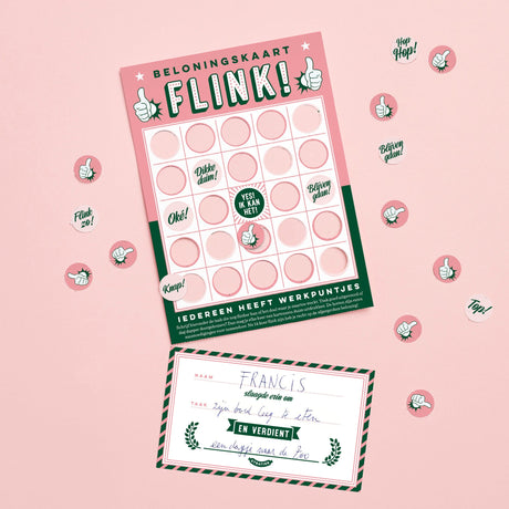 Roze Flink! beloningskaart met losse kartonnen duimpjes en aanmoedigingen, naast een ingevulde beloningsvoucher.