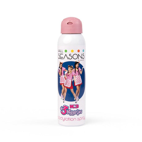 K3 3 Biggetjes bodylotion spray in een witte flacon met roze dop en de drie K3-zangeressen op het etiket.