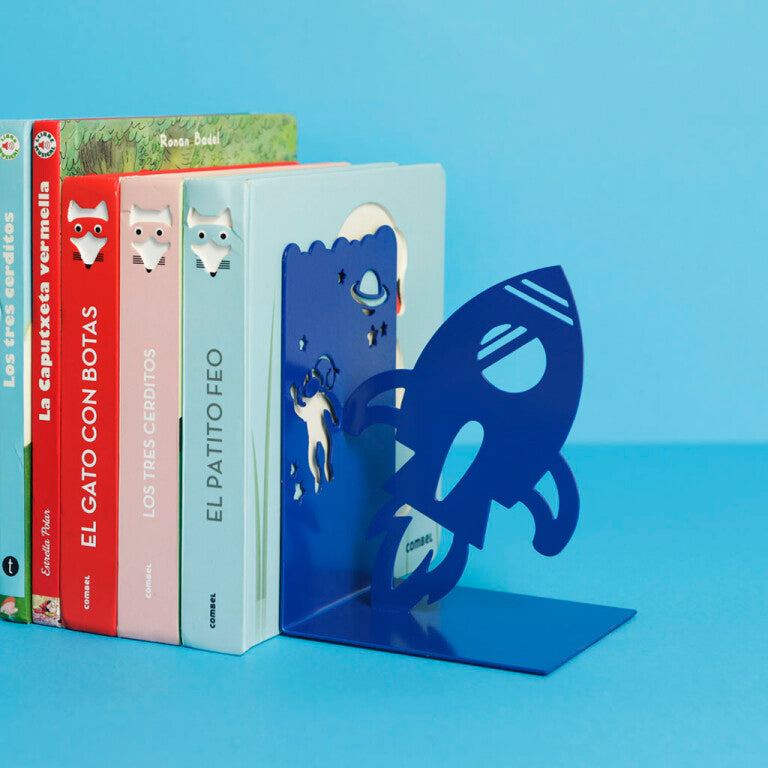 Blauwe boekensteun in raketvorm naast een rij kinderboeken op een blauwe ondergrond.