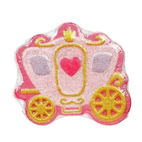 Roze bruisbal in de vorm van een koets met gele wielen, paarse ramen en een roze hart op de deur.