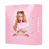 Roze Camille-ordner in circusthema met een portret van Camille en een circuslogo op de voorkant.
