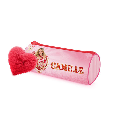 Roze Camille-pennenzak met rode ritssluiting, portret van Camille en rode hartvormige pluchen sleutelhanger.