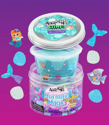 Mermaid Magic wolkenslijm in een geopende verpakking, omringd door zeemeermin-, vissen- en schelpenfiguurtjes.