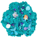 Groenblauw Mermaid Magic wolkenslijm met zeemeermin, staarten, schelpen en kralen op een witte achtergrond.