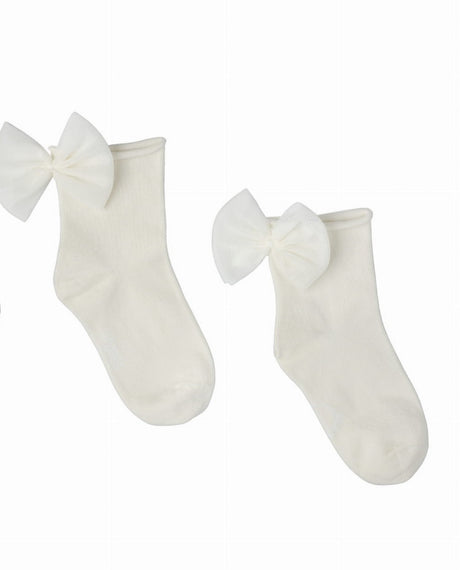 Twee roomwitte Daisy sokken van Mama's Feet met grote strikken aan de zijkant.