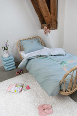 Aqua dekbedovertrek Mermaid op een bed, met omgeslagen bovenrand en een groene zeemeerminstaart.