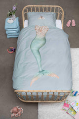 Opgemaakt bed met aqua dekbedovertrek Mermaid met groene zeemeerminstaart en bijpassende kussensloop.